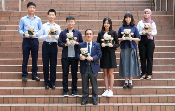 (From left) Gary CHEUNG Chuen Pui, Timothy SUNG Tsz Kin, Jerry WONG, Professor Bennett Yim, Chloe PAK Hoi Man, Allie TO Shu Yuet, Anzul TAYYIBAH